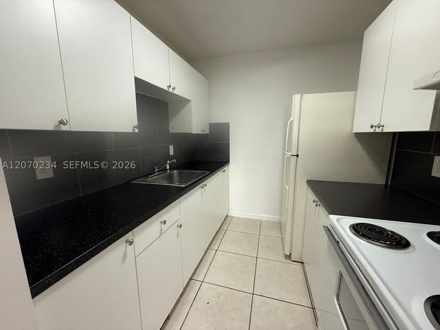 2075 NE 164th St 302, North Miami Beach, FL 33162