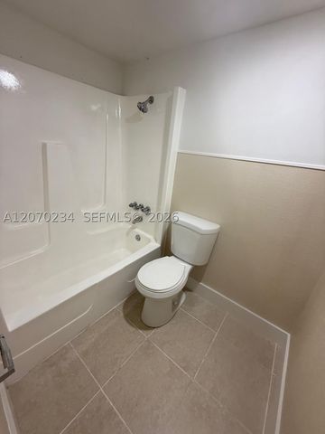 2075 NE 164th St 302, North Miami Beach, FL 33162