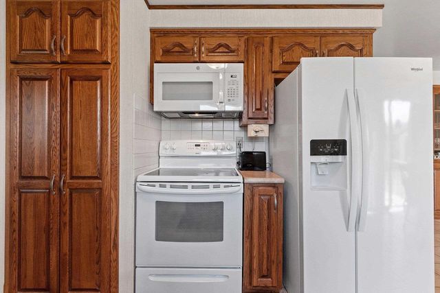 2218 TOWN HALL ROAD, Green Bay, WI 54311