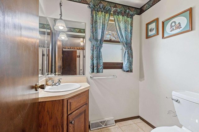 2218 TOWN HALL ROAD, Green Bay, WI 54311