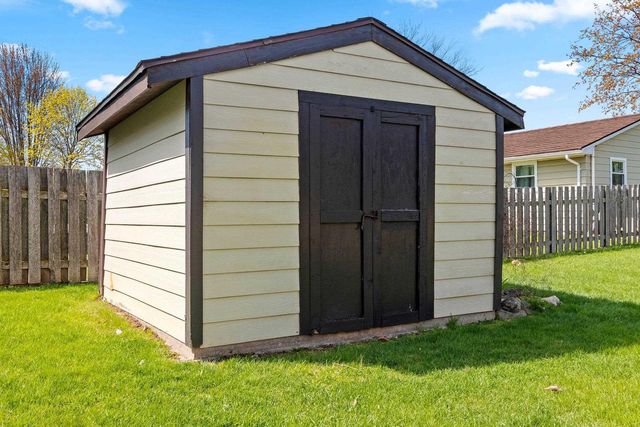 2218 TOWN HALL ROAD, Green Bay, WI 54311