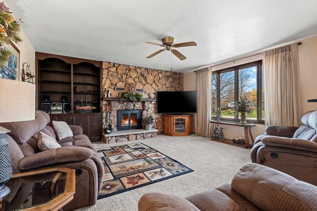 2218 TOWN HALL ROAD, Green Bay, WI 54311
