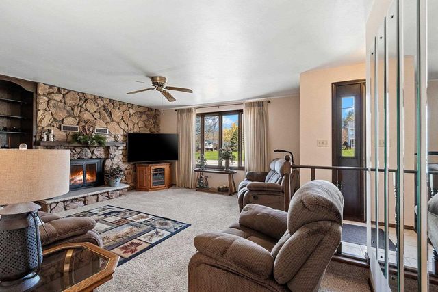 2218 TOWN HALL ROAD, Green Bay, WI 54311