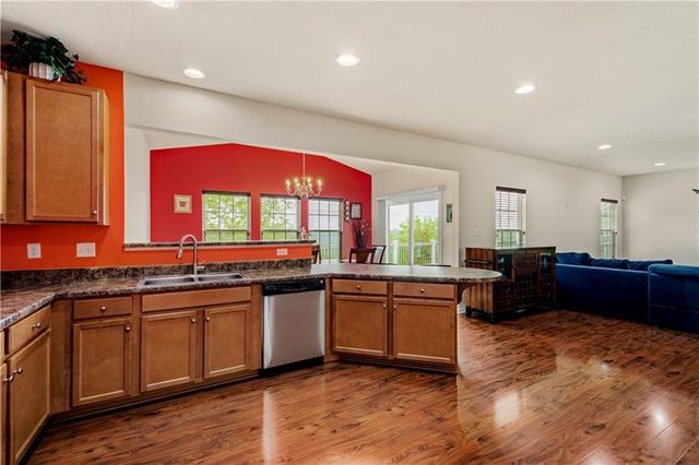 312 Sunrise Dr, Carnegie, PA 15106