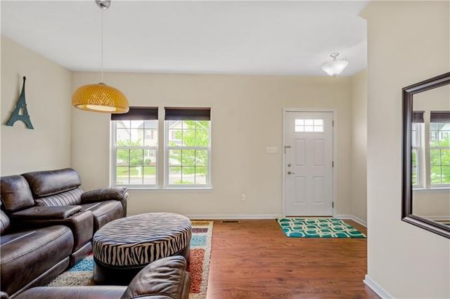 312 Sunrise Dr, Carnegie, PA 15106