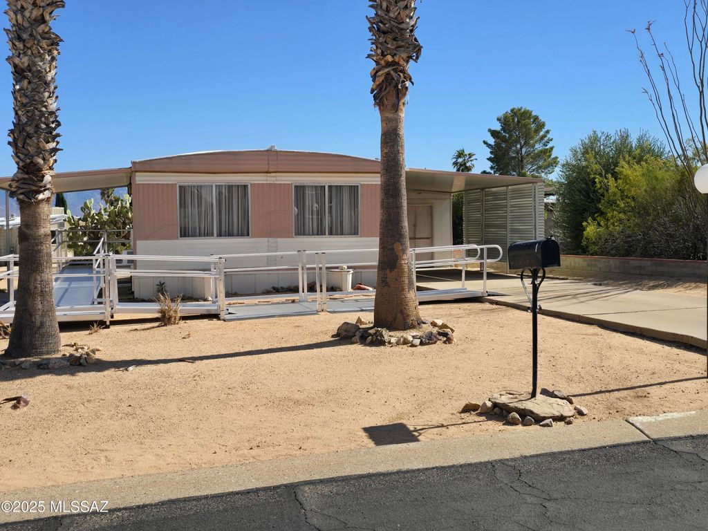 201 W Rama Drive, Green Valley, AZ 85614