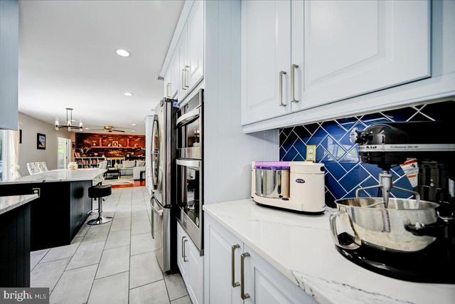 3 LESHIN LN, Hightstown, NJ 08520