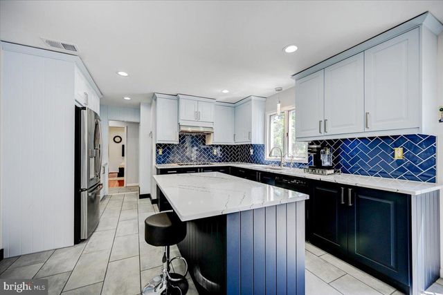 3 LESHIN LN, Hightstown, NJ 08520