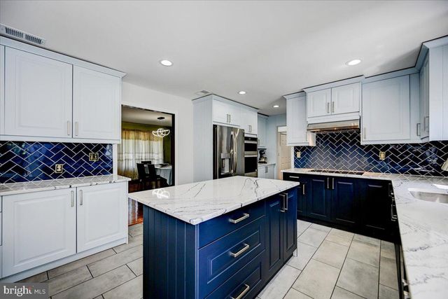 3 LESHIN LN, Hightstown, NJ 08520