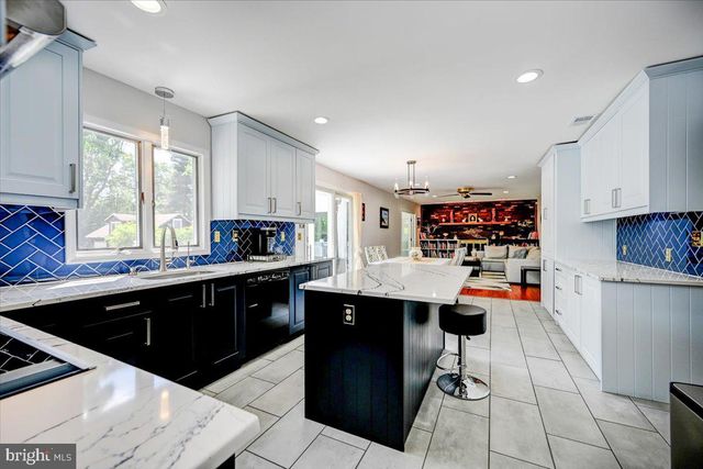 3 LESHIN LN, Hightstown, NJ 08520