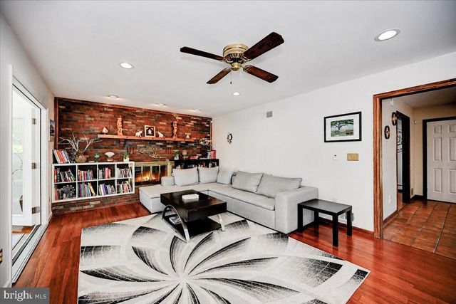 3 LESHIN LN, Hightstown, NJ 08520