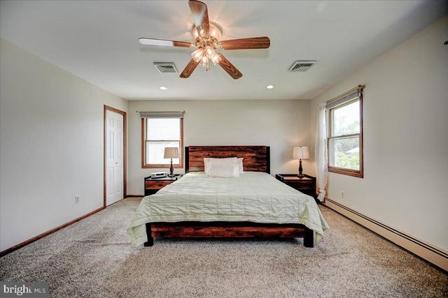 3 LESHIN LN, Hightstown, NJ 08520