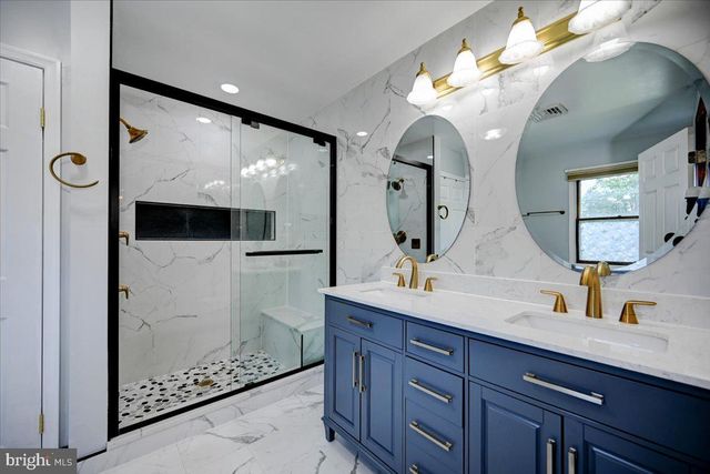 3 LESHIN LN, Hightstown, NJ 08520