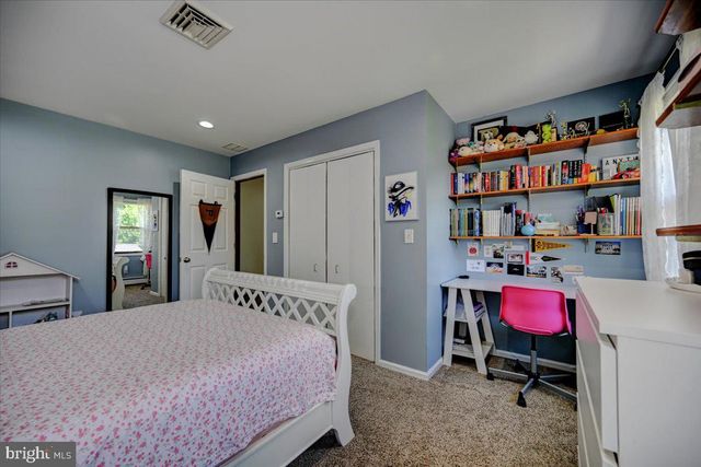 3 LESHIN LN, Hightstown, NJ 08520