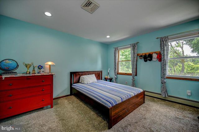 3 LESHIN LN, Hightstown, NJ 08520