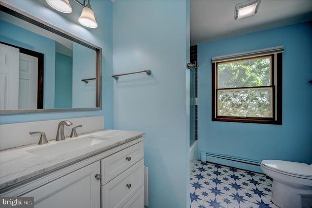 3 LESHIN LN, Hightstown, NJ 08520