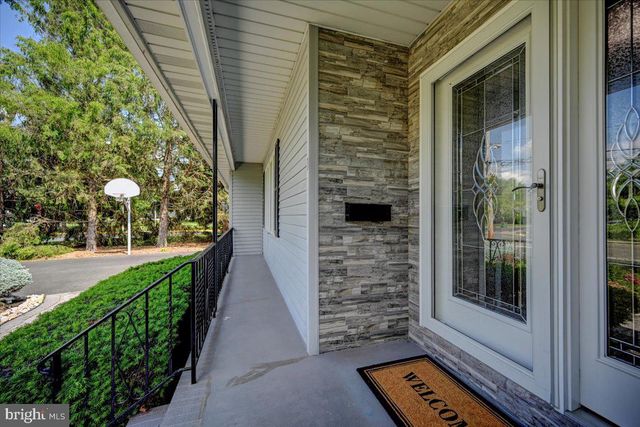 3 LESHIN LN, Hightstown, NJ 08520
