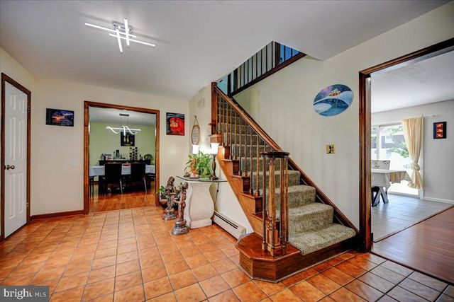 3 LESHIN LN, Hightstown, NJ 08520