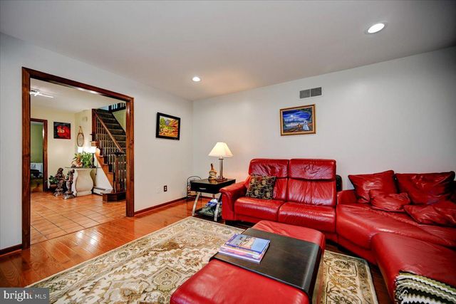 3 LESHIN LN, Hightstown, NJ 08520