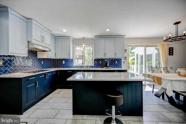 3 LESHIN LN, Hightstown, NJ 08520