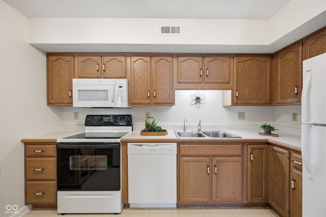 7601 Newport Bay Drive 109, Indianapolis, IN 46240