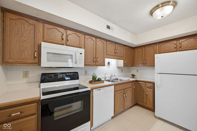 7601 Newport Bay Drive 109, Indianapolis, IN 46240