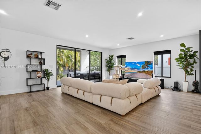 913 NE 15th St, Fort Lauderdale, FL 33304