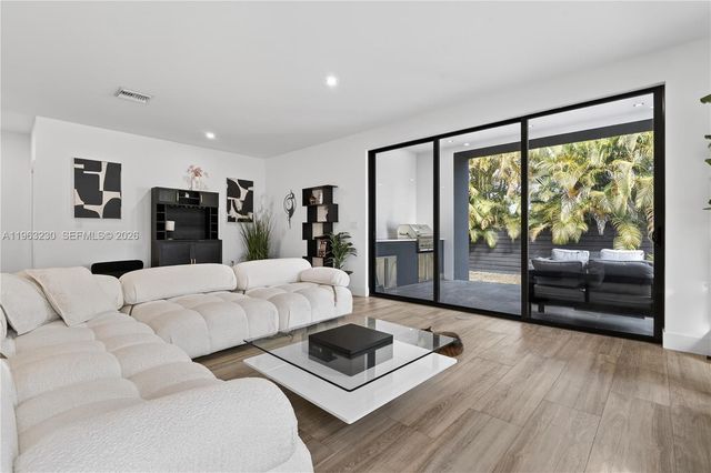 913 NE 15th St, Fort Lauderdale, FL 33304