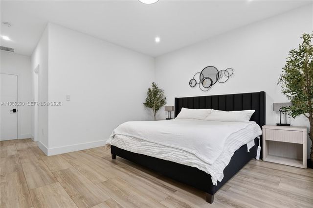 913 NE 15th St, Fort Lauderdale, FL 33304