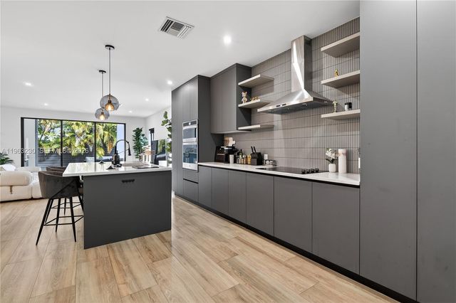 913 NE 15th St, Fort Lauderdale, FL 33304