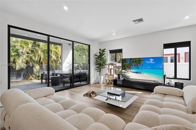 913 NE 15th St, Fort Lauderdale, FL 33304