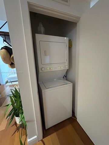 1060 Brickell Ave 2717, Miami, FL 33131