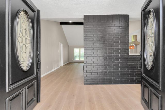 10550 Emnora Lane, Houston, TX 77043