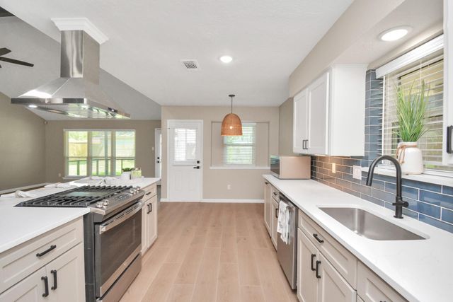 10550 Emnora Lane, Houston, TX 77043