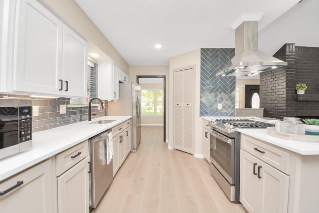 10550 Emnora Lane, Houston, TX 77043