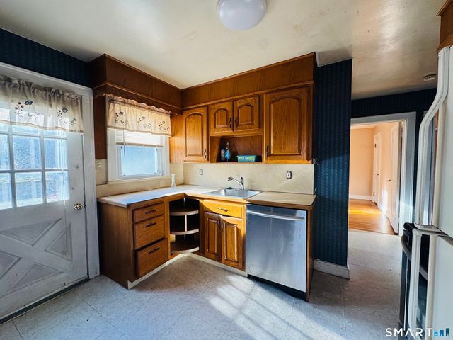 11 Ford Avenue, Norwich, CT 06360