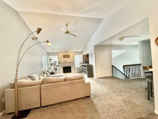 43431 Claremont Dr. E Drive, Clinton Township, MI 48038