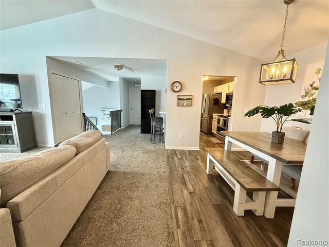 43431 Claremont Dr. E Drive, Clinton Township, MI 48038