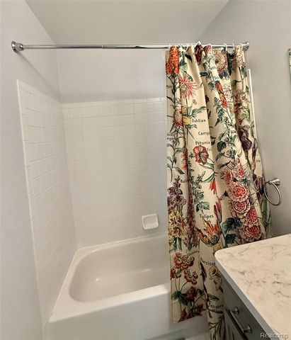 43431 Claremont Dr. E Drive, Clinton Township, MI 48038