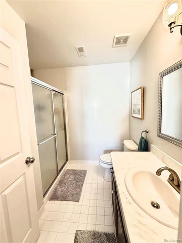 43431 Claremont Dr. E Drive, Clinton Township, MI 48038