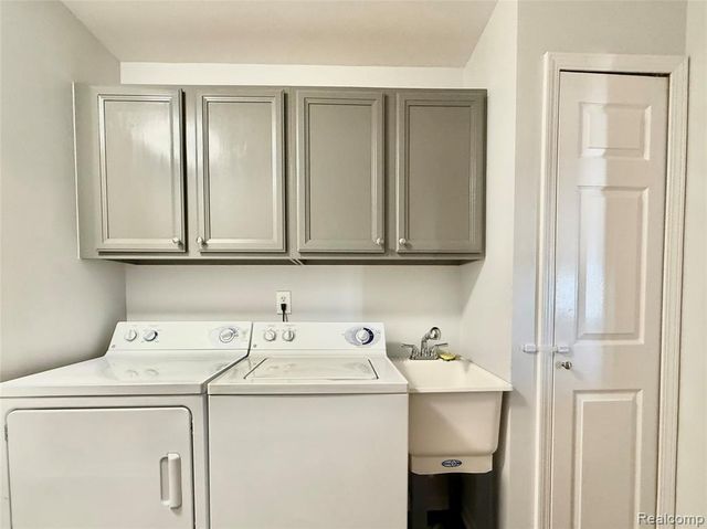 43431 Claremont Dr. E Drive, Clinton Township, MI 48038