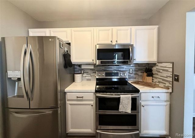 43431 Claremont Dr. E Drive, Clinton Township, MI 48038