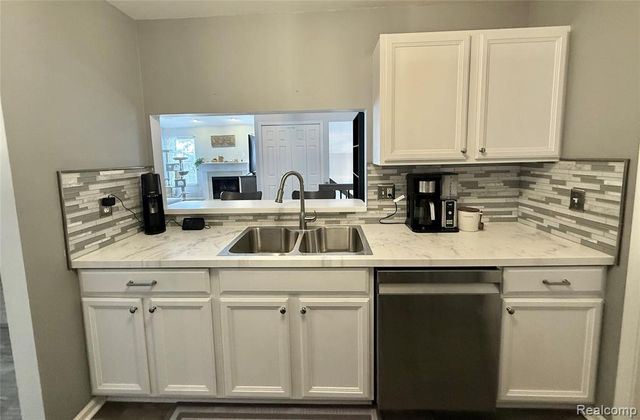 43431 Claremont Dr. E Drive, Clinton Township, MI 48038