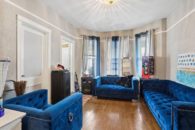 7814 S Saint LAWRENCE Avenue, Chicago, IL 60619