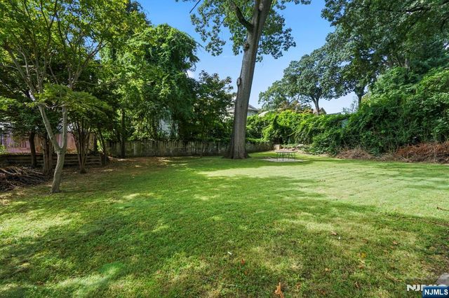 15 Oak Ridge Avenue, Nutley, NJ 07110