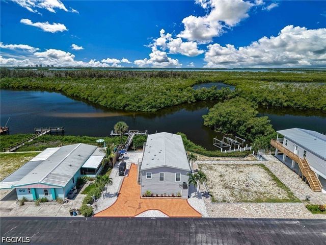 4725 Tahiti DR, Bonita Springs, FL 34134