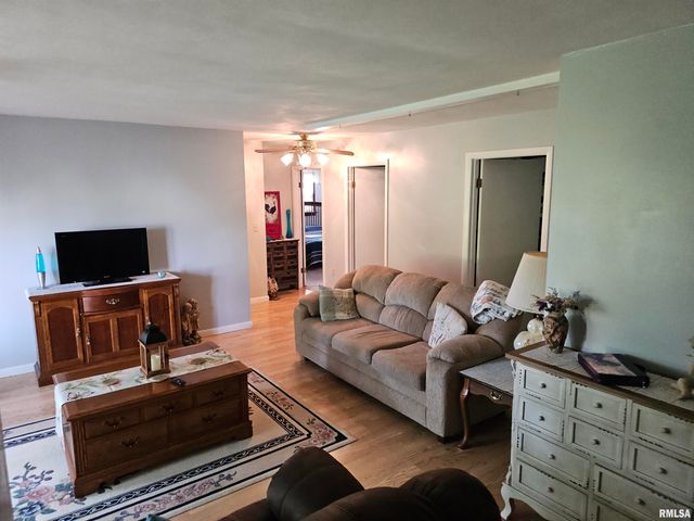 9758 E Richview Road, Mt Vernon, IL 62864