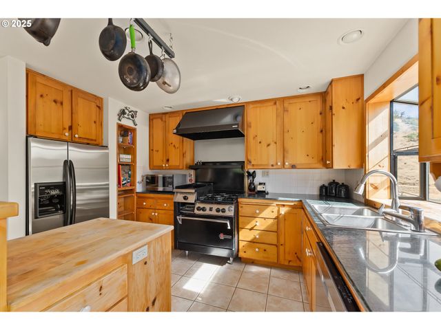 325 BEALS CREEK Rd, Canyonville, OR 97417