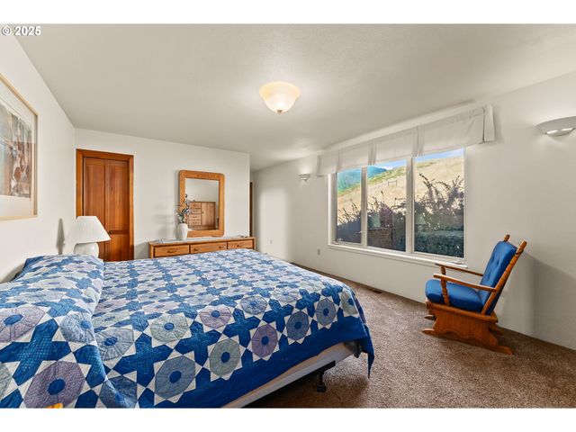 325 BEALS CREEK Rd, Canyonville, OR 97417