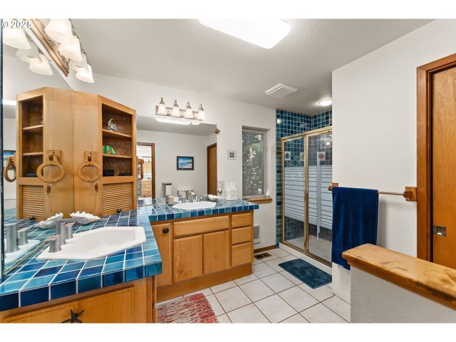 325 BEALS CREEK Rd, Canyonville, OR 97417